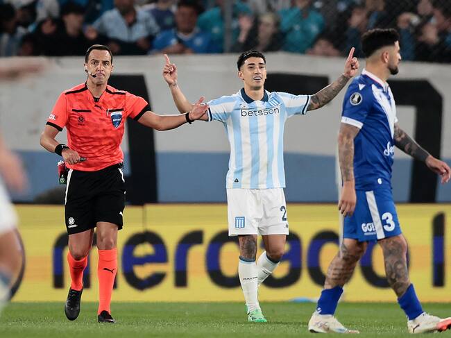 AMDEP3864. AVELLANEDA (ARGENTINA), 23/09/2025.- Santiago Germán Solari (c) de Racing celebra un gol este martes, durante un partido de cuartos de final de la Copa Libertadores entre Racing y Vélez en el estadio Presidente Perón, en Avellaneda (Argentina). EFE/ Adan González