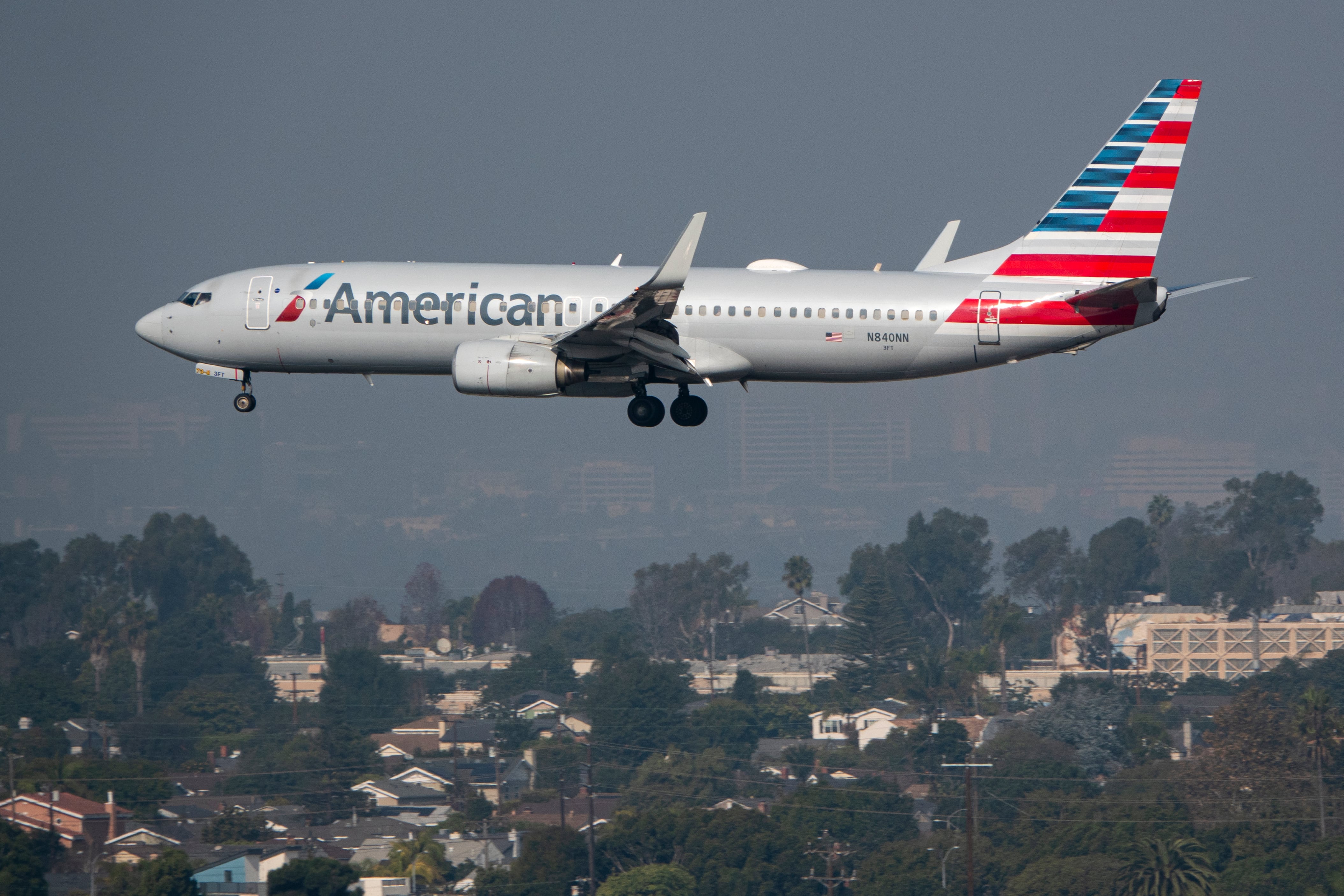 Un avión Boeing 737 de American Airlines aproximándose a aterrizar. Getty Images
