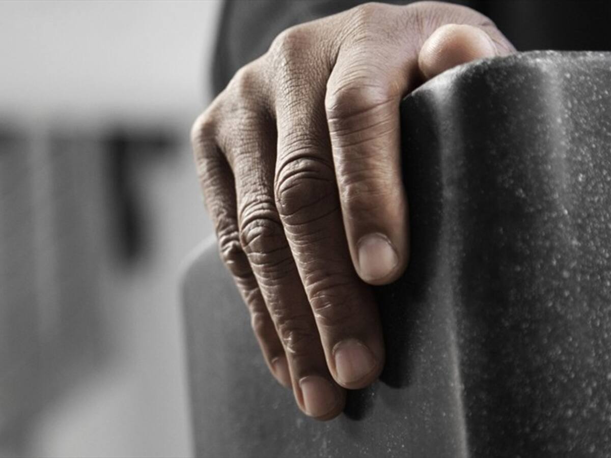 Hombre denuncia haber sido víctima de racismo y discriminación por su apariencia