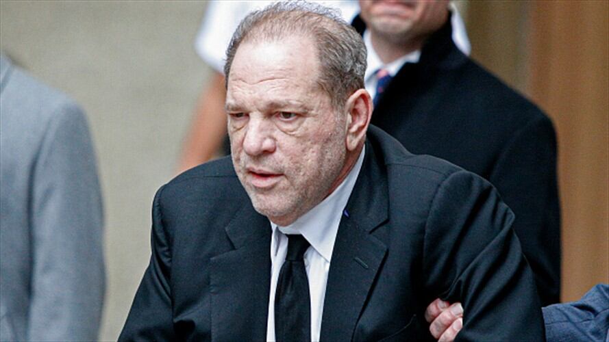 Harvey Weinstein es acusado de violencia en Los Ángeles al comenzar su juicio en NYC. Foto: Getty Images