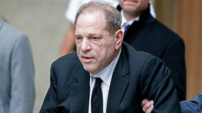 Harvey Weinstein es acusado de violencia en Los Ángeles al comenzar su juicio en NYC. Foto: Getty Images