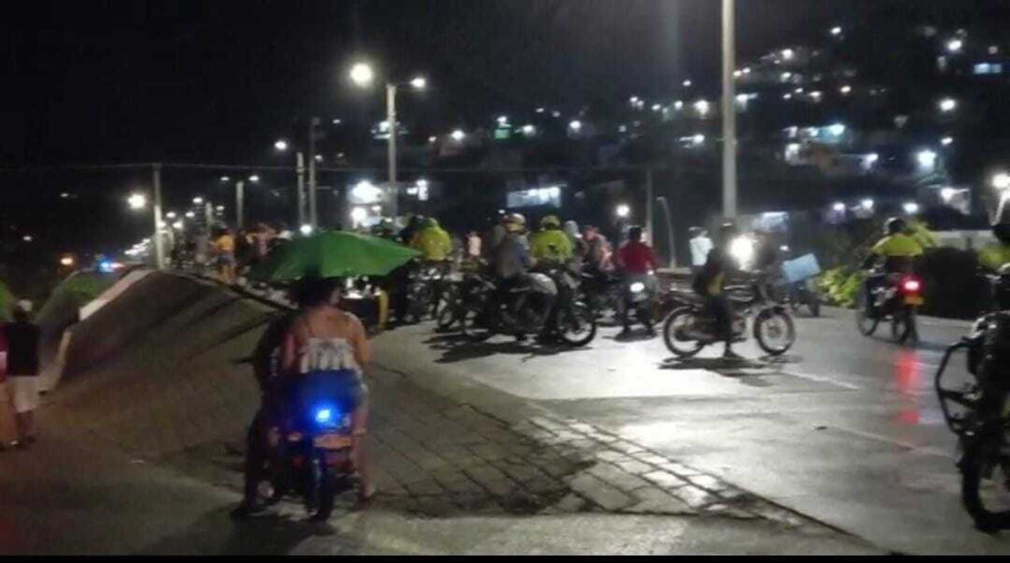 Bloqueo de la vía por enfrentamiento entre jóvenes. Foto: cortesía Cristian Jaruffe.