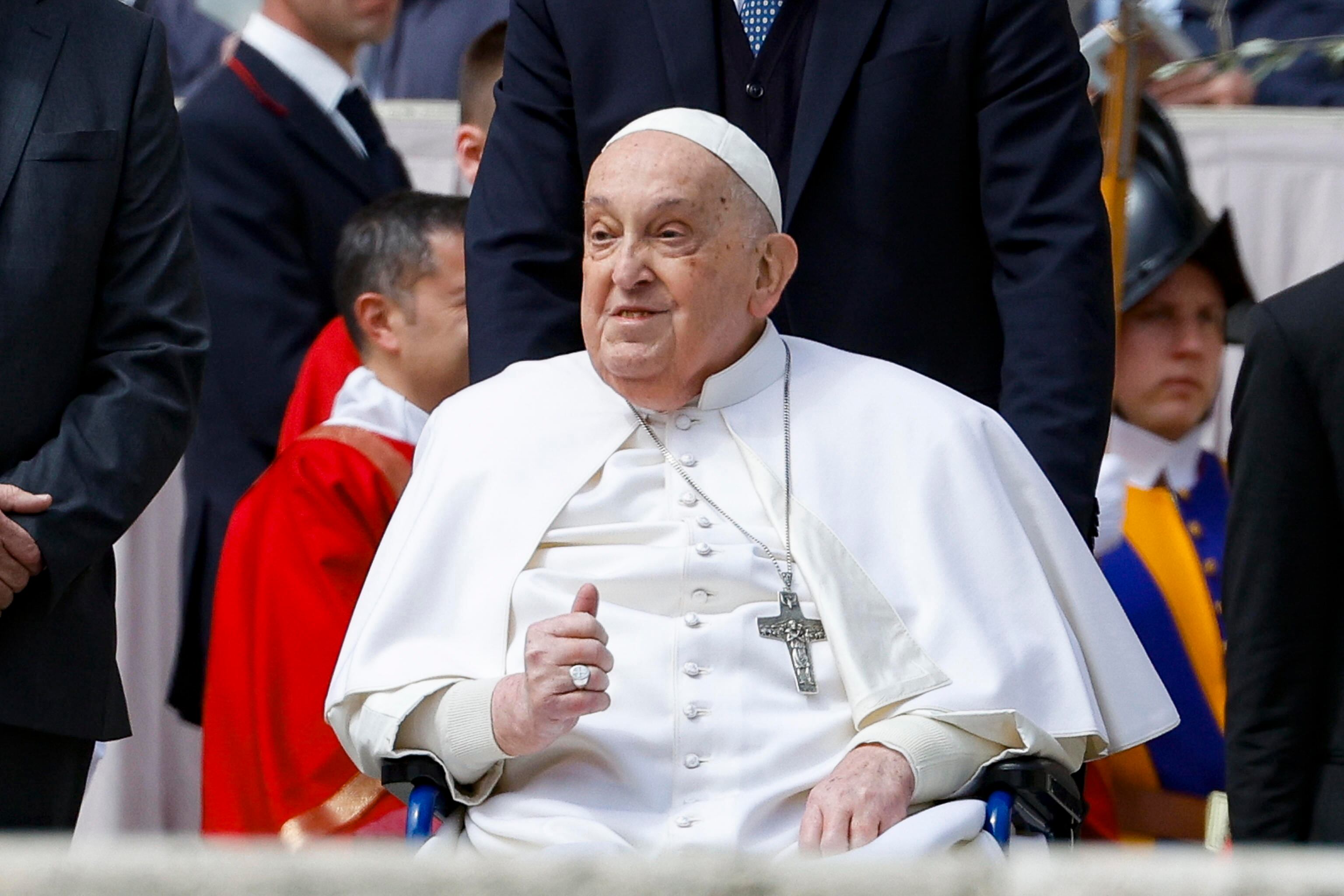 El papa Francisco apareció sin que estuviera previsto ante los fieles en la Plaza de San Pedro del Vaticano, al término de la misa del Domingo de Ramos. FOTO: EFE/FABIO FRUSTACI