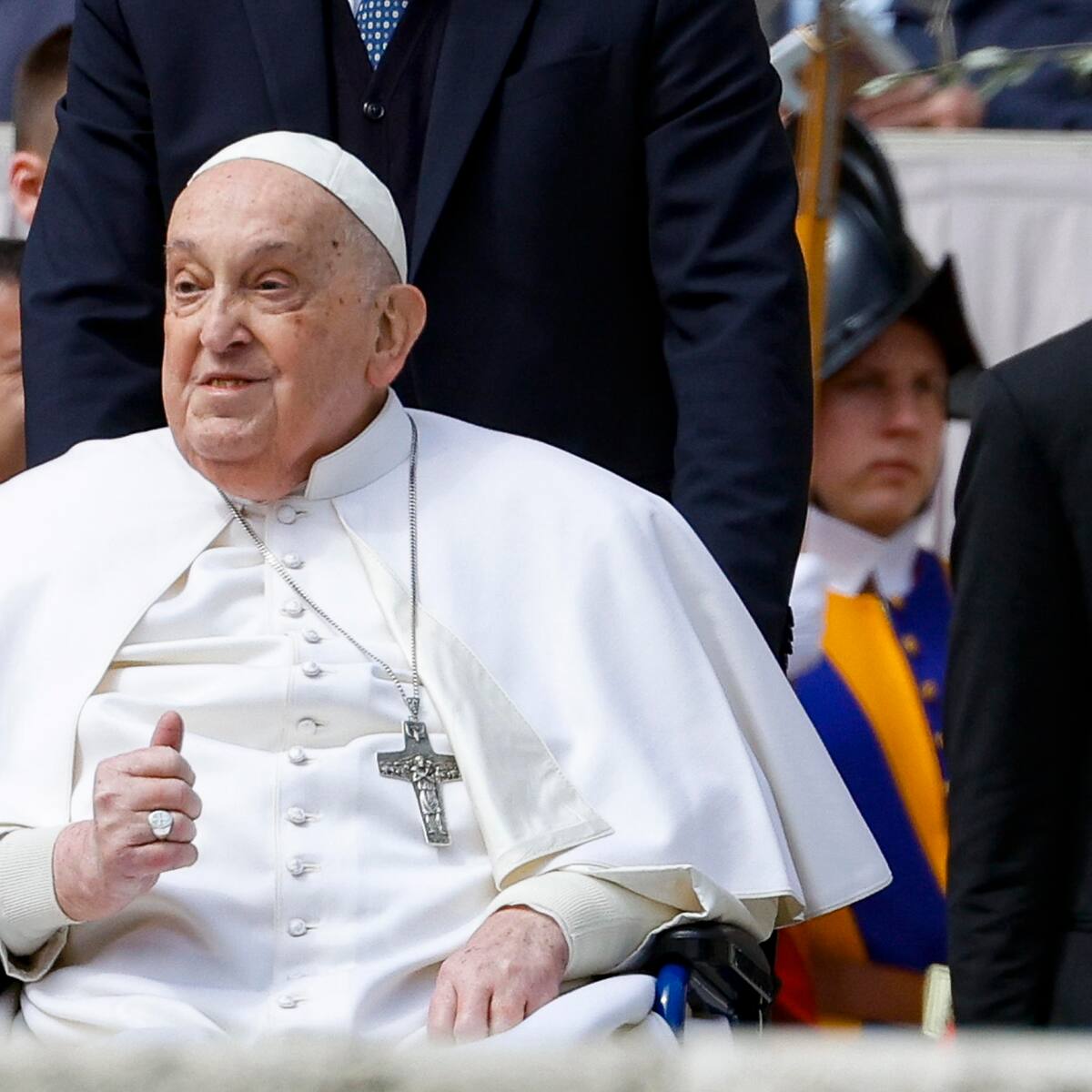 El papa Francisco apareció por sorpresa durante la misa del Domingo de Ramos