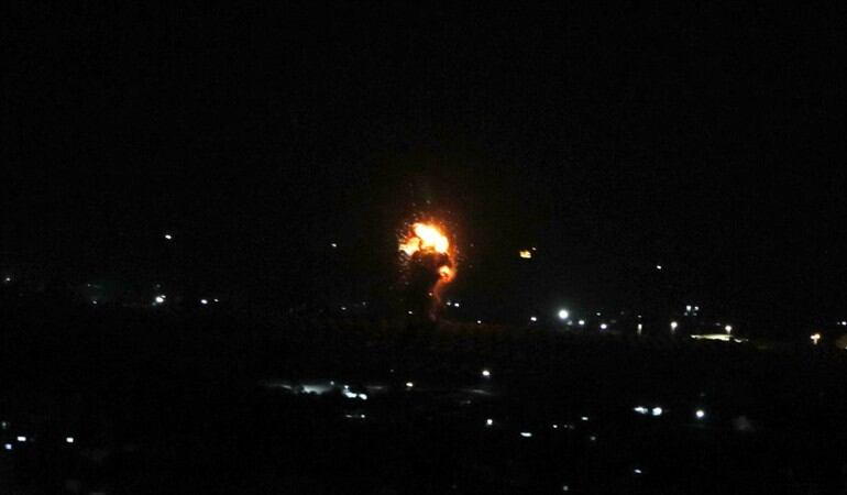 Otro cohete lanzado desde Gaza hacia Israel por segundo día consecutivo. Foto: Getty Images /  Anadolu Agency / Colaborador