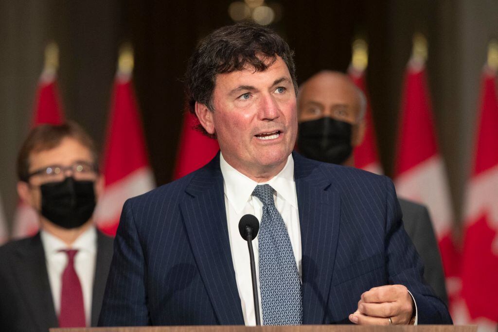 El recién juramentado ministro de Asuntos Intergubernamentales, Infraestructura y Comunidades, Dominic LeBlanc, habla durante una conferencia de prensa en Ottawa, Canadá, el 26 de octubre de 2021. (Lars Hagberg/AFP vía Getty Images)