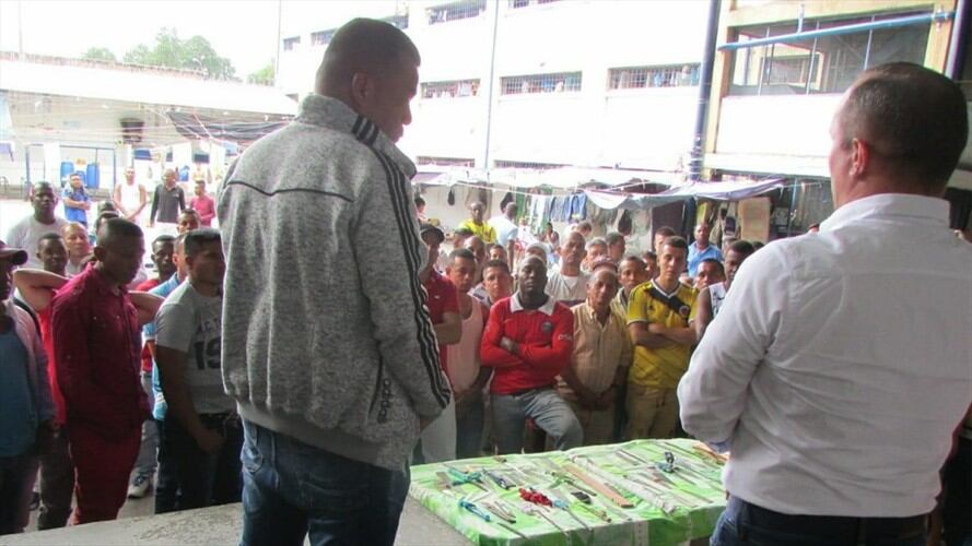 El plan desarme, liderado por el director de la Cárcel, Darío Antonio Balen Trujillo, permitió la entrega de estos elementos . Foto: Inpec