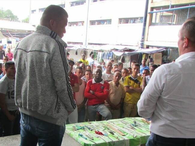 El plan desarme, liderado por el director de la Cárcel, Darío Antonio Balen Trujillo, permitió la entrega de estos elementos . Foto: Inpec