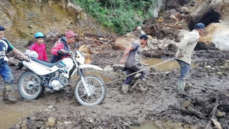 La situación ha obligado a cientos de personas a cruzar por el derrumbe, arriesgando sus vidas . Foto: Cortesía Javier Astaiza