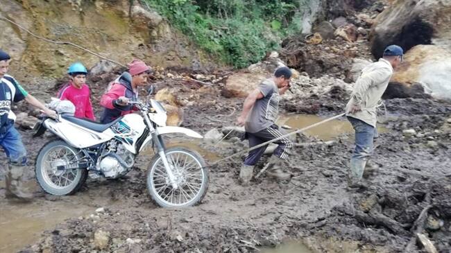 La situación ha obligado a cientos de personas a cruzar por el derrumbe, arriesgando sus vidas . Foto: Cortesía Javier Astaiza
