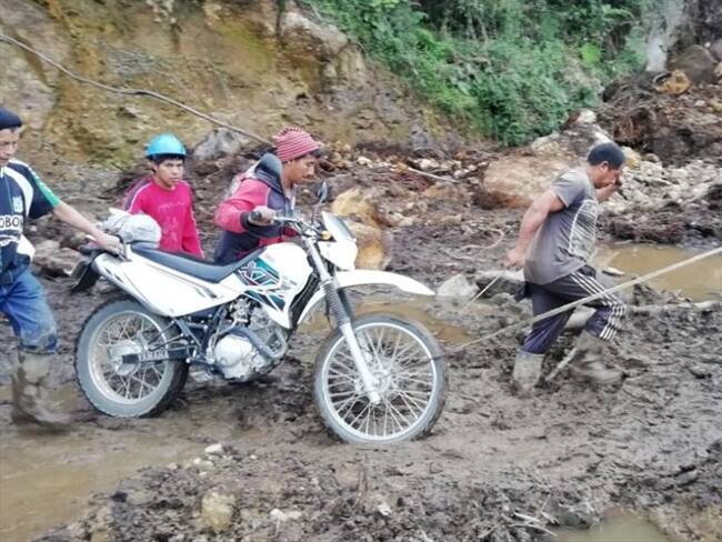 La situación ha obligado a cientos de personas a cruzar por el derrumbe, arriesgando sus vidas . Foto: Cortesía Javier Astaiza