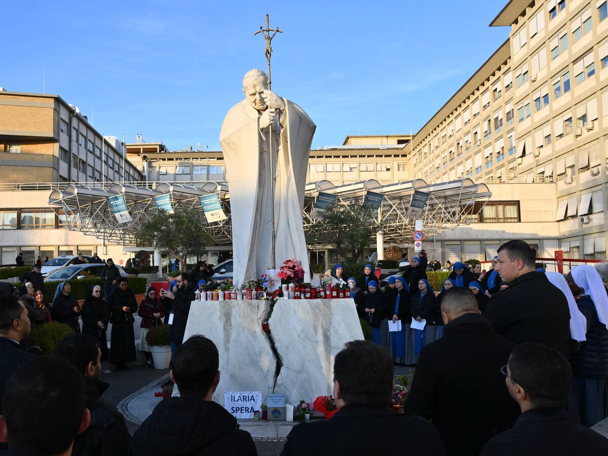 El papa Francisco recibió en el hospital al secretario de Estado vaticano, Pietro Parolin