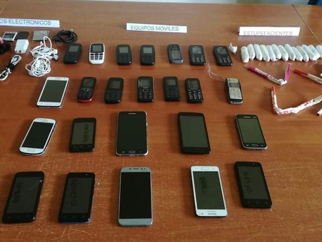 Se produjo la incautación de 24 celulares, seis baterías, cargadores y manos libres al interior del establecimiento penitenciario de alta y mediana seguridad Doña Juana. Foto: Policía Nacional