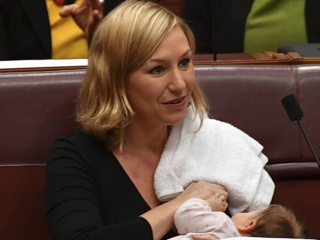 La senadora australiana Larissa Waters amamanta a su beba Alia Joy durante una sesión en el Senado en Canberra, Australia, 9 de mayo de 2017.. Foto: Associated Press - AP