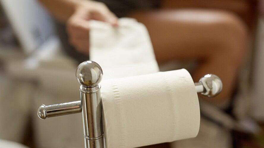 Imagen de referencia de una persona en el baño. Foto: Getty Images / nito100