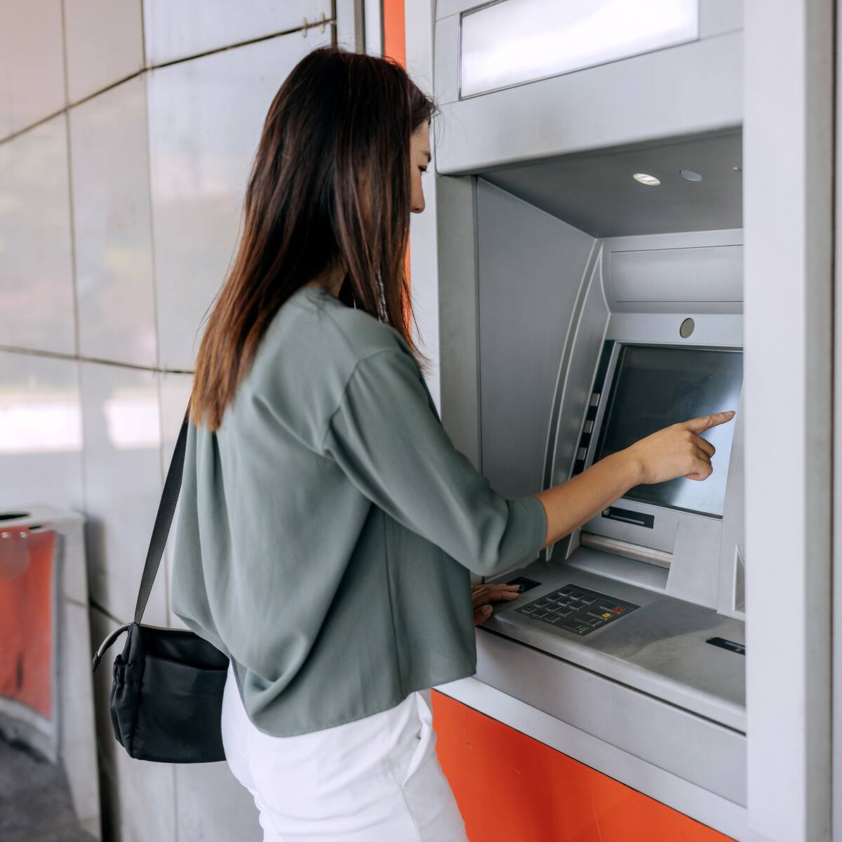 ¿Cuáles son los bancos con horario extendido en Madrid, Cundinamarca?