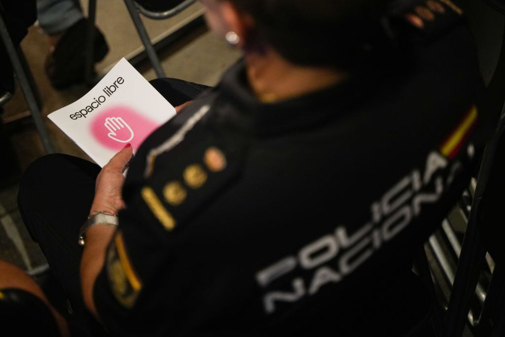 Agente de policía española. Foto: Jorge Gil/Europa Press via Getty Images