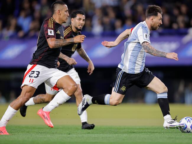 Lionel Messi (d) de Argentina disputa un balón con Álex Valera de Perú este martes, en un partido de las eliminatorias sudamericanas para el Mundial de 2026 entre Argentina y Perú, en el estadio La Bombonera en Buenos Aires (Argentina). EFE/ Juan Ignacio Roncoroni