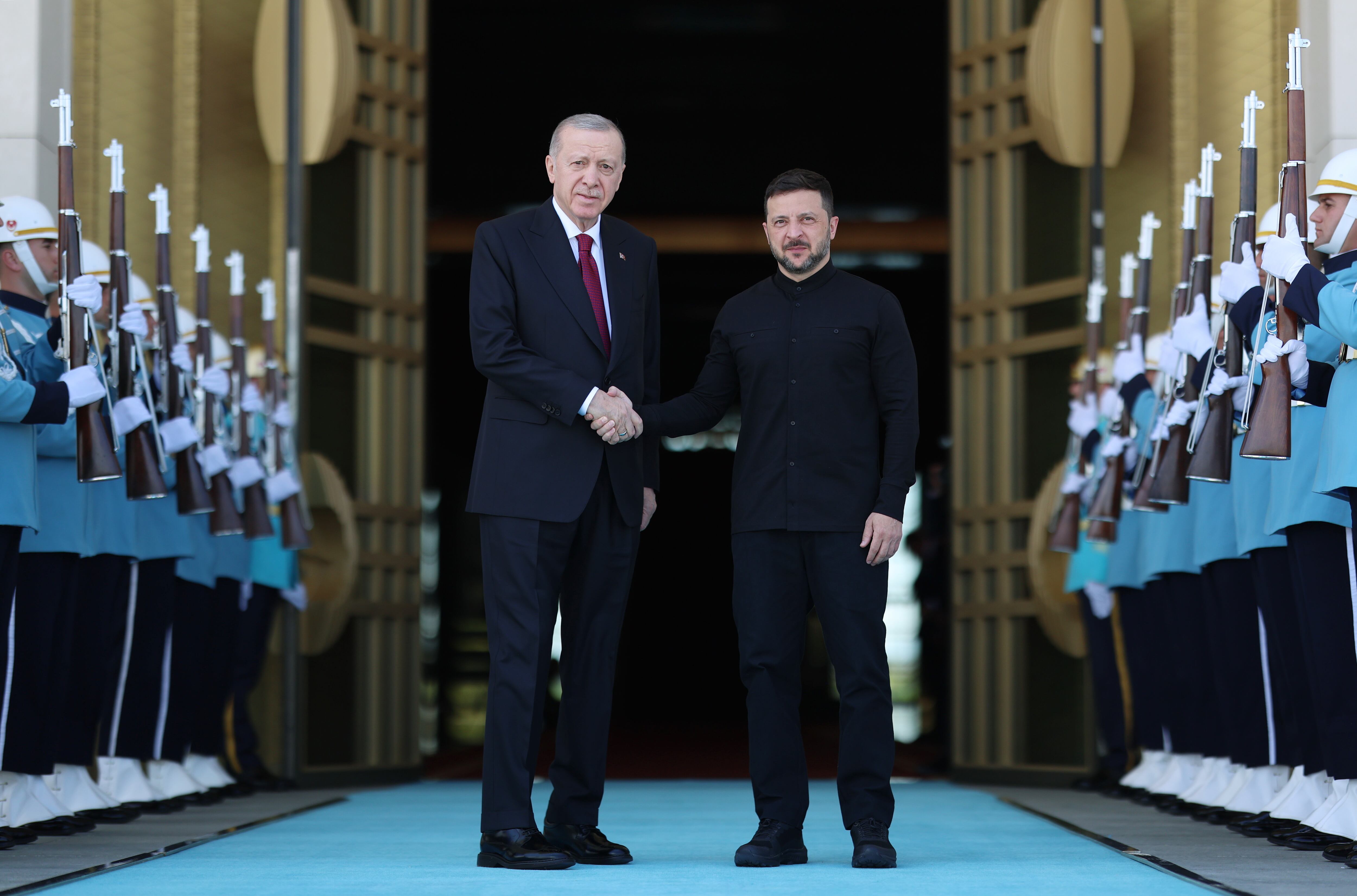 Presidente de Turquía, Recp Tayyip Erdogan, junto al presidente ucraniano Volodímir Zelenski, previo al encuentro ruso-ucraniano en Estambul. FOTO: EFE/EPA/TURKISH PRESIDENTIAL PRESS OFFICE
