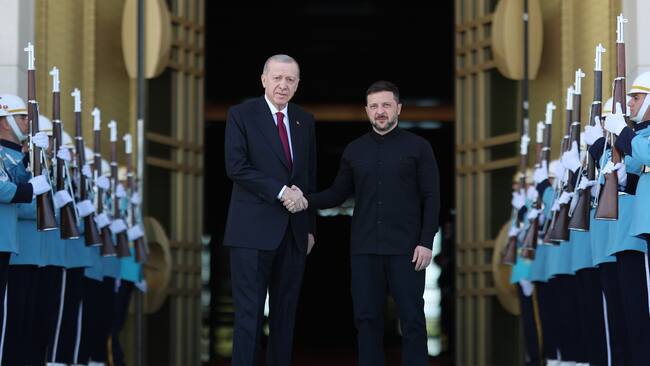 ANKARA (Turkey), 15/05/2025.- A handout picture made available by the Turkish Presidential Press Office shows Ukrainian President Volodymyr Zelensky (R) and Turkish President Recep Tayyip Erdogan posing for an official photo during a welcome ceremony prior to their meeting in Ankara, Turkey, 15 May 2025, on the same day Russian and Ukrainian delegations gather for peace talks in Istanbul. (Turquía, Ucrania, Estanbul) EFE/EPA/TURKISH PRESIDENTIAL PRESS OFFICE HANDOUT HANDOUT EDITORIAL USE ONLY/NO SALES