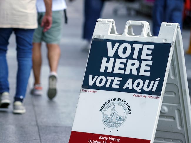 Washington (United States), 05/11/2024.- Signage outside Martin Luther King Jr. Memorial Library in Washington, DC, USA, 05 November 2024. Voters across the country are casting ballots today for President of the United States in a tightly contested race between Republican presidential candidate Donald J. Trump and Democratic presidential candidate US Vice President Kamala Harris, as well as for candidates in Congressional and local races. (Elecciones, Estados Unidos) EFE/EPA/WILL OLIVER
