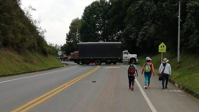 Los integrantes de la Fuerza Pública se desplazaban de civil por uno de los corredores donde se encuentran concentradas las comunidades. Foto: Colprensa