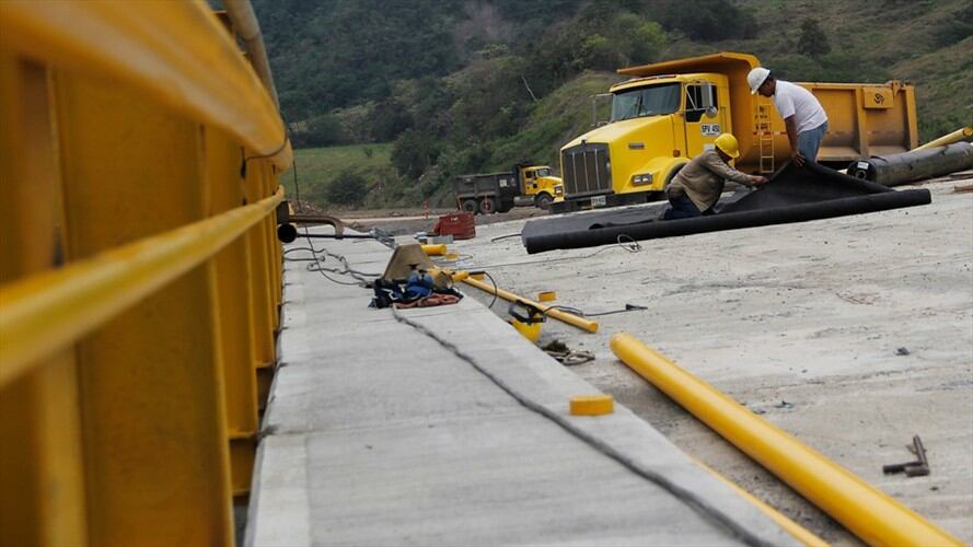 Continúa de manera segura la reactivación de proyectos de infraestructura en el país. Foto: Colprensa