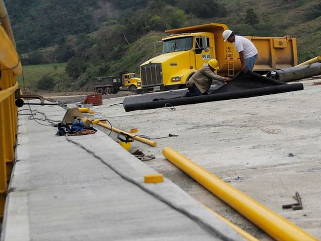 Continúa de manera segura la reactivación de proyectos de infraestructura en el país. Foto: Colprensa