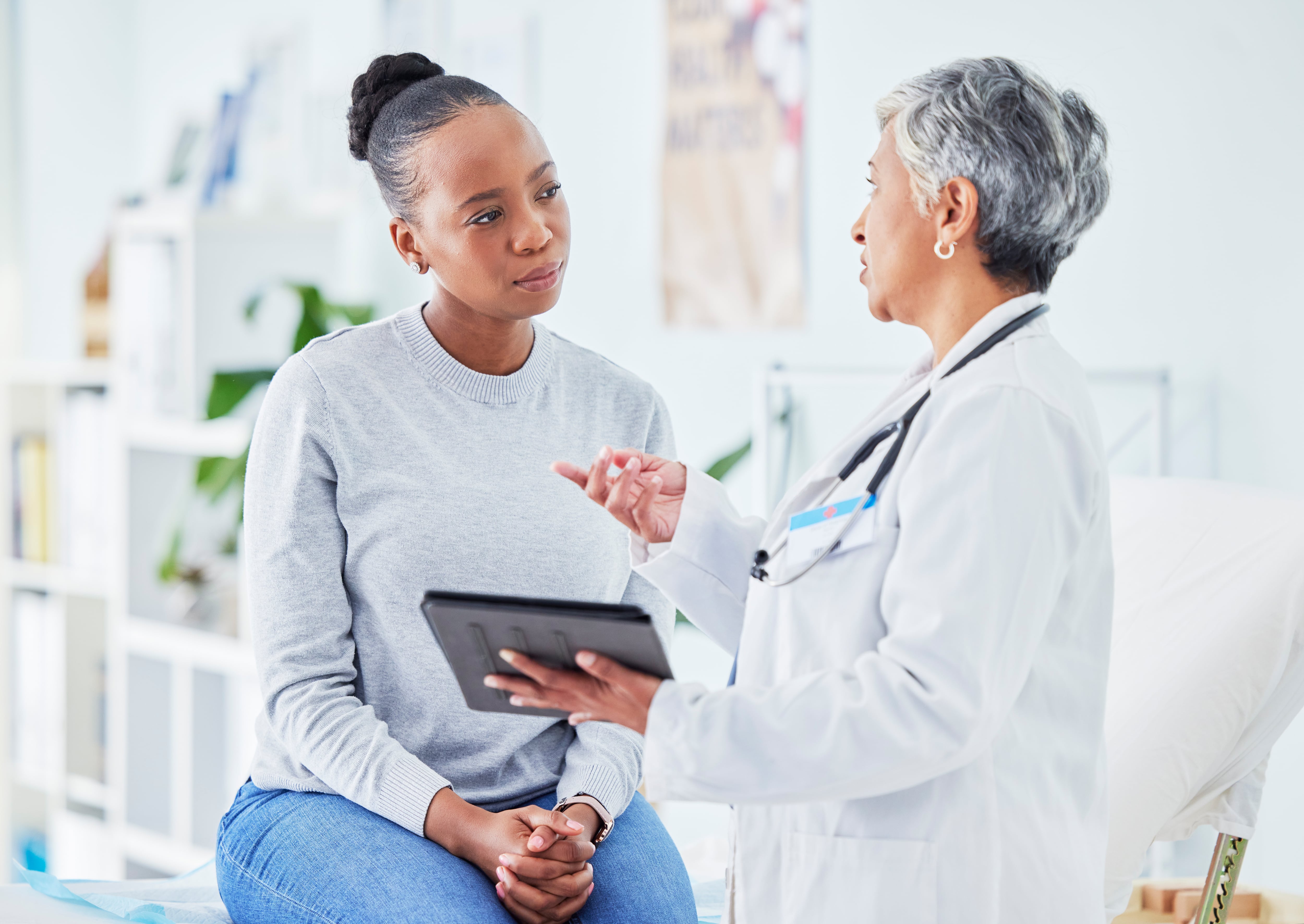 Médico atendiendo a una paciente (GettyImages)
