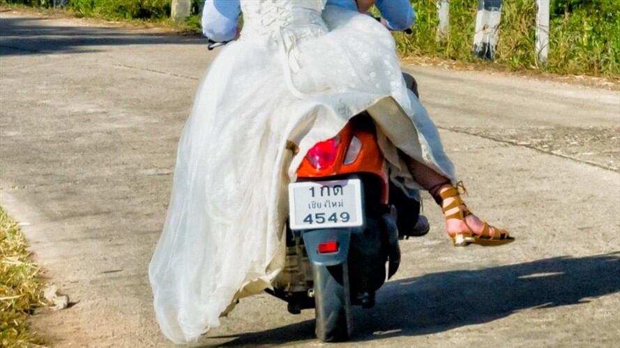Foto de referencia de una novia en moto. Foto: Getty Images/Nathan Hutchinson
