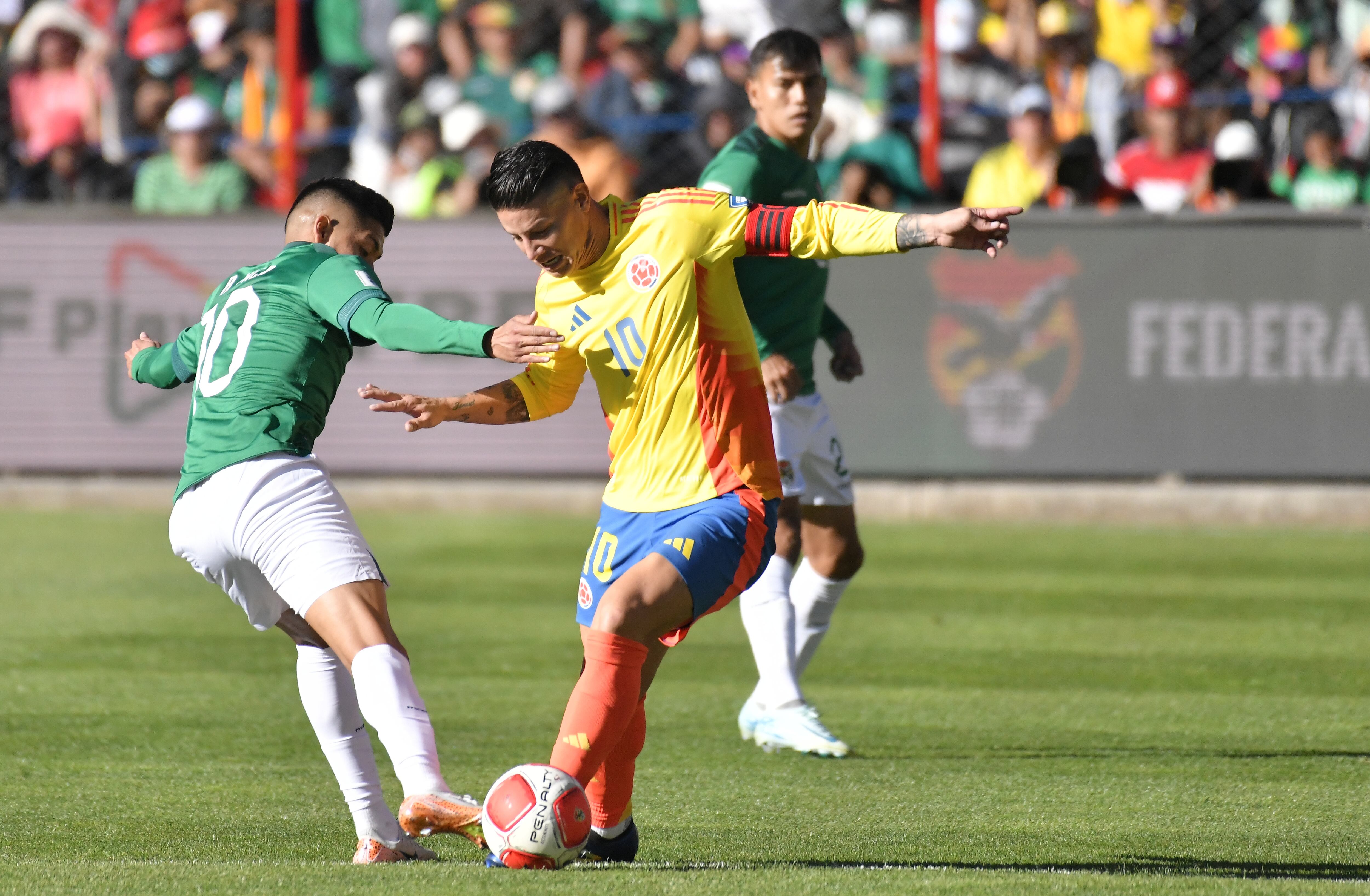 AMDEP8492. EL ALTO (BOLIVIA), 10/10/2024.- Ramiro Vaca (i) de Bolivia disputa el balón con James Rodríguez de Colombia este jueves, en un partido de las eliminatorias sudamericanas para el Mundial de 2026 entre Bolivia y Colombia en el estadio Municipal en El Alto (Bolivia). EFE/ Jorge Abrego