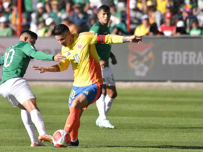 AMDEP8492. EL ALTO (BOLIVIA), 10/10/2024.- Ramiro Vaca (i) de Bolivia disputa el balón con James Rodríguez de Colombia este jueves, en un partido de las eliminatorias sudamericanas para el Mundial de 2026 entre Bolivia y Colombia en el estadio Municipal en El Alto (Bolivia). EFE/ Jorge Abrego
