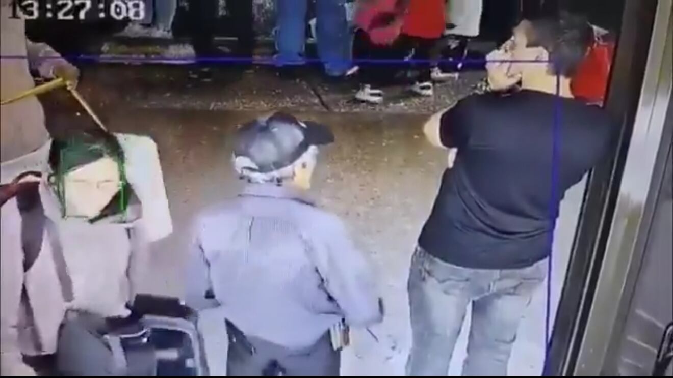 Adulto mayor agredió con arma blanca a dos hombres en Terminal de Salitre de Bogotá