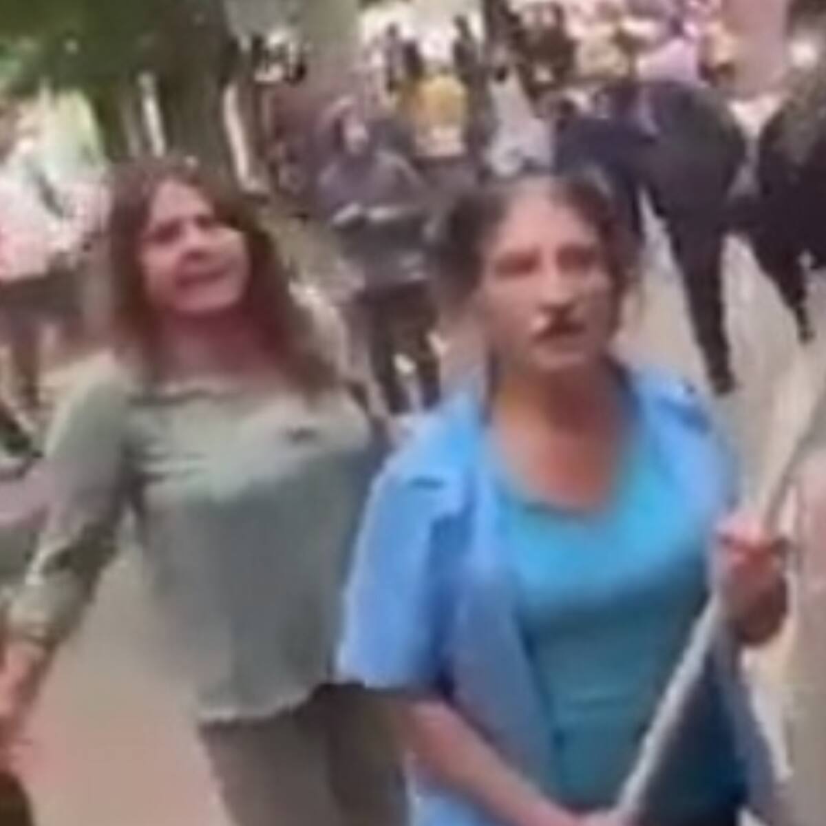 Con palos e insultos: pareja gay fue agredida por habitantes de un barrio en Bogotá