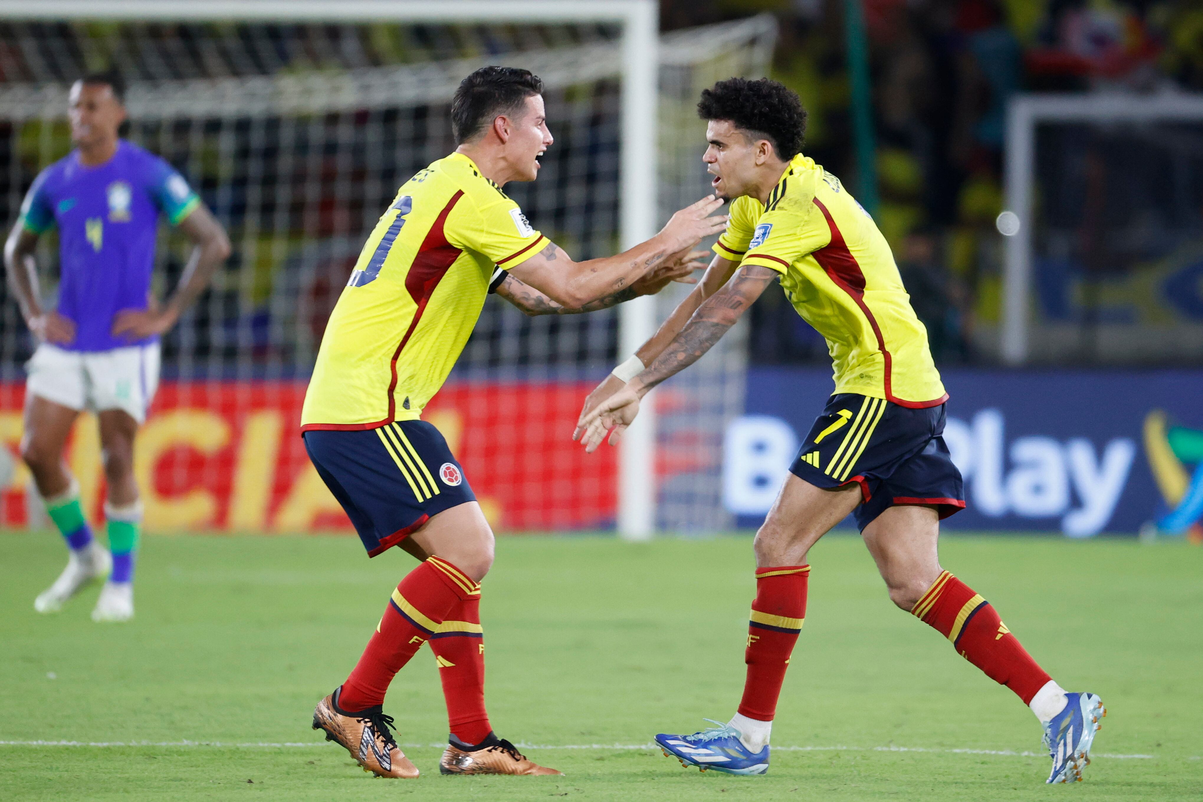 Luis Díaz de Colombia celebra su gol con James Rodríguez, en un partido de las Eliminatorias Sudamericanas para la Copa Mundial de Fútbol 2026 entre Colombia y Brasil en el estadio Metropolitano en Barranquilla. Foto: EFE.