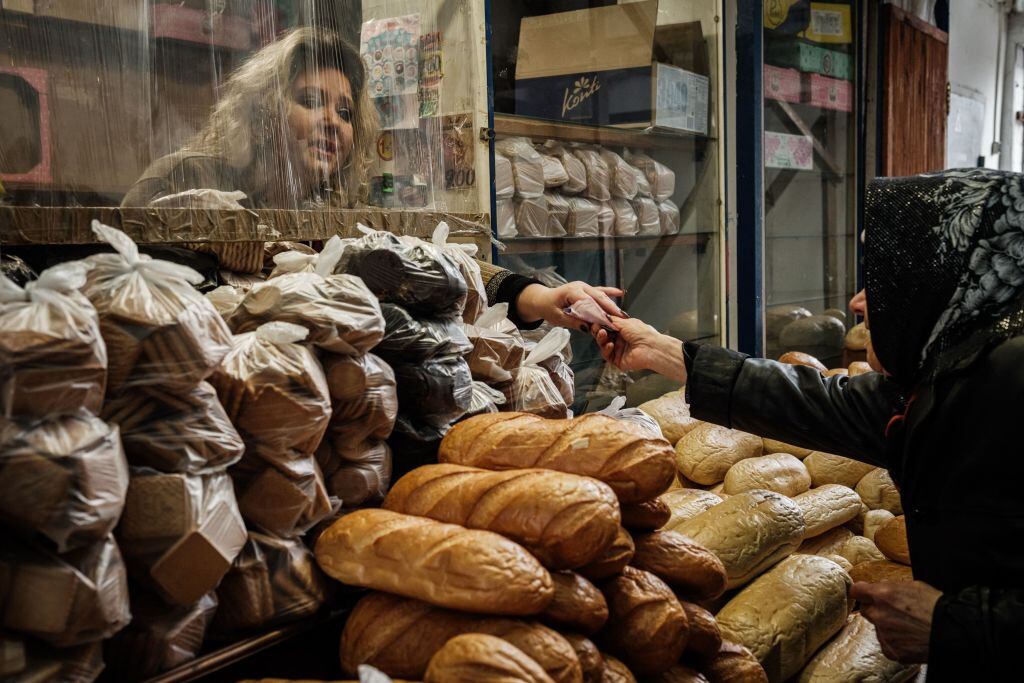 Venta de pan en un mercado en Lysychansk, este de Ucrania. (Photo by Yasuyoshi CHIBA / AFP) (Photo by YASUYOSHI CHIBA/AFP via Getty Images)