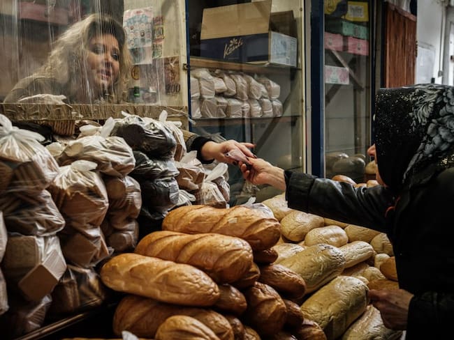 Venta de pan en un mercado en Lysychansk, este de Ucrania. (Photo by Yasuyoshi CHIBA / AFP) (Photo by YASUYOSHI CHIBA/AFP via Getty Images)