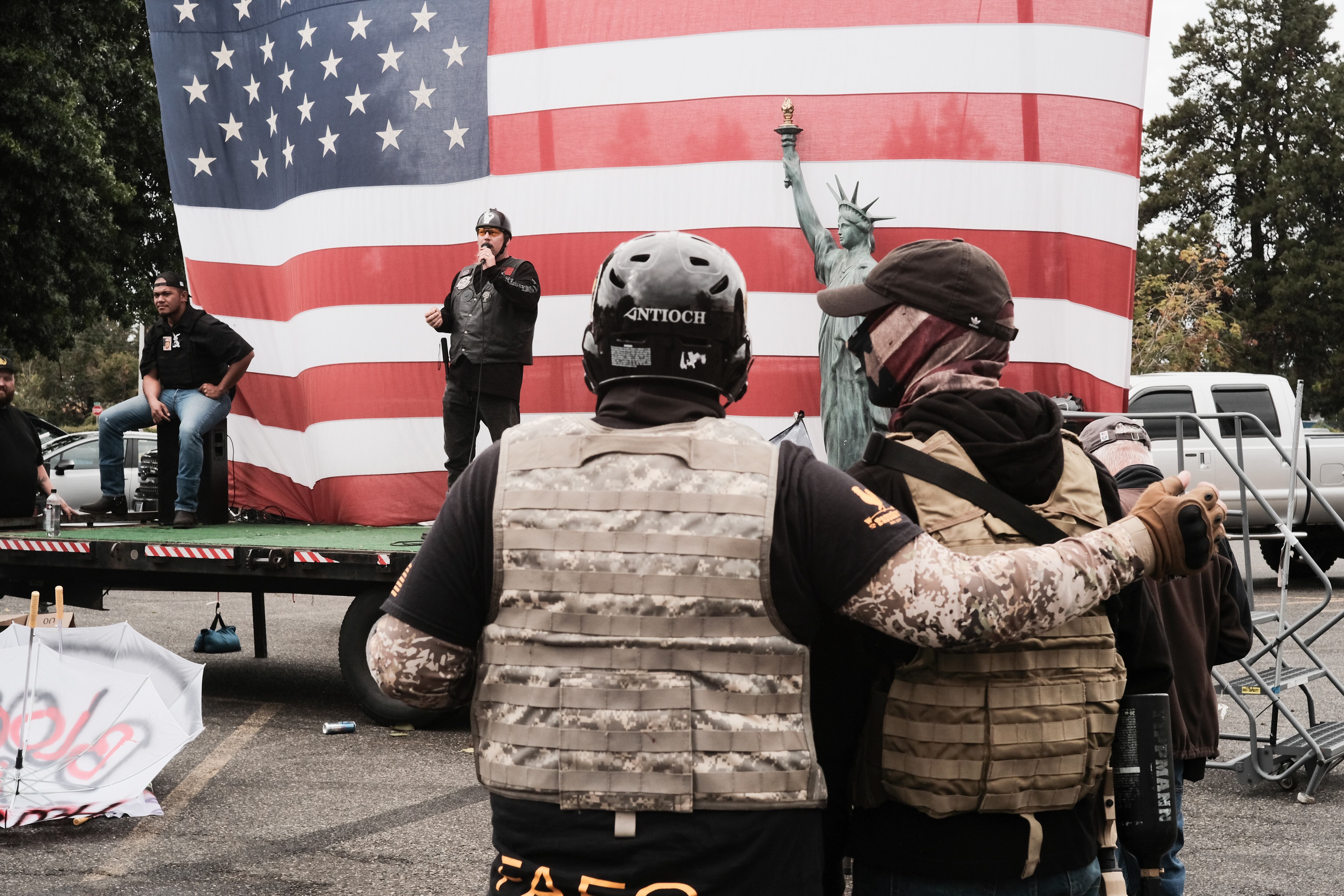 EA1055. PORTLAND (ESTADOS UNIDOS), 05/09/2023.- Fotografía de archivo fechada el 22 de agosto de 2021 de dos Proud Boys mientras se abrazan durante un discurso en un mitin de extrema derecha en Portland, Oregón (EE. UU). Los Proud Boys, las tropas de ataque ultraderechistas de Donald Trump fundadas por un periodista canadiense y que protagonizaron el asalto al Capitolio, buscan diversificar sus acciones, mientras sus líderes enfrentan ahora todo el peso de la ley estadounidense. EFE/ Daniel Steinle