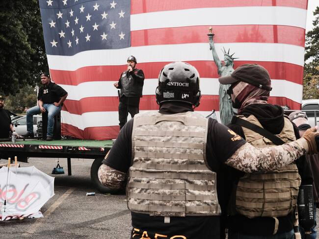 EA1055. PORTLAND (ESTADOS UNIDOS), 05/09/2023.- Fotografía de archivo fechada el 22 de agosto de 2021 de dos Proud Boys mientras se abrazan durante un discurso en un mitin de extrema derecha en Portland, Oregón (EE. UU). Los Proud Boys, las tropas de ataque ultraderechistas de Donald Trump fundadas por un periodista canadiense y que protagonizaron el asalto al Capitolio, buscan diversificar sus acciones, mientras sus líderes enfrentan ahora todo el peso de la ley estadounidense. EFE/ Daniel Steinle