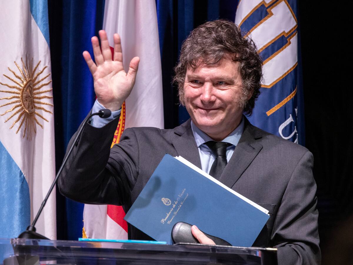 Javier Milei no volverá a viajar en aerolíneas comerciales por seguridad