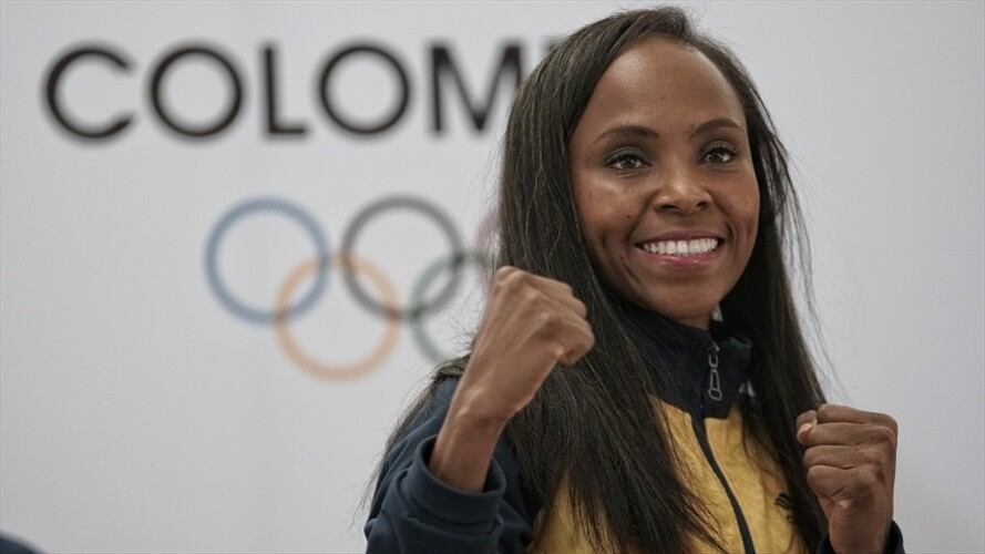 Ingrit Valencia en su llegada a Bogotá tras los Juegos Olímpicos de Tokio 2020. Foto: Colprensa/Sergio Acero