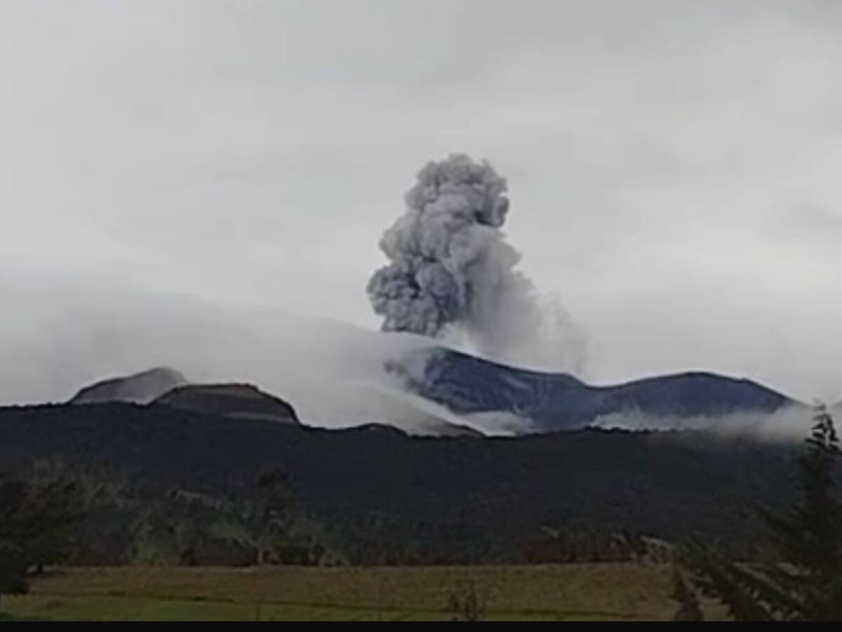 Alerta naranja se mantiene en el volcán Puracé por emisiones de ceniza que superaron los 700 metros