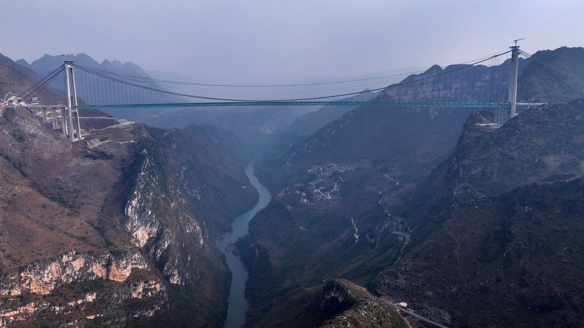 El puente más alto del mundo está en el cañón del río Beipan: ¿cuánto mide? Desafía la altura