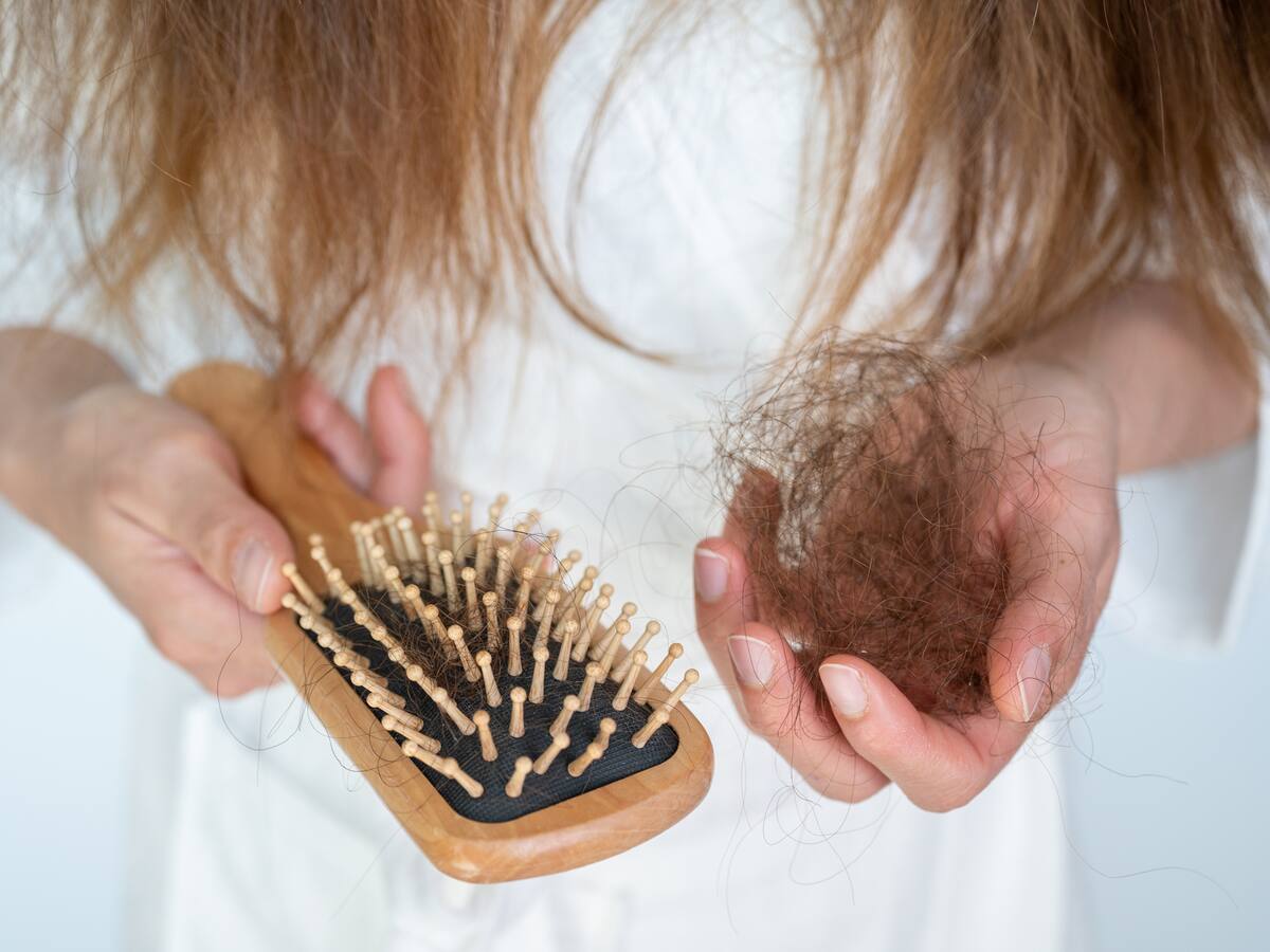 ¿Lavarse el cabello todos los días potencia su caída? Esto recomienda experto