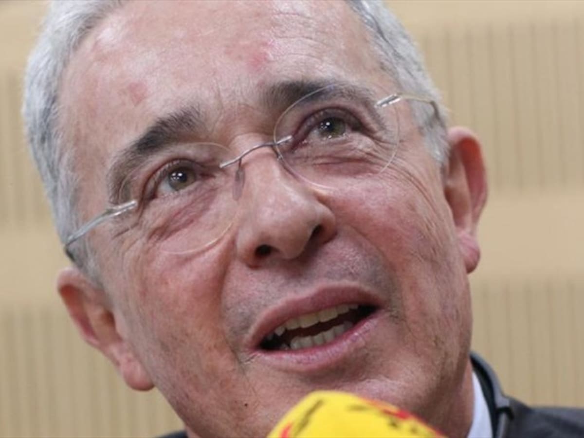 “Claudia López pidió cambios en el Metro para congraciarse con Petro”: Uribe
