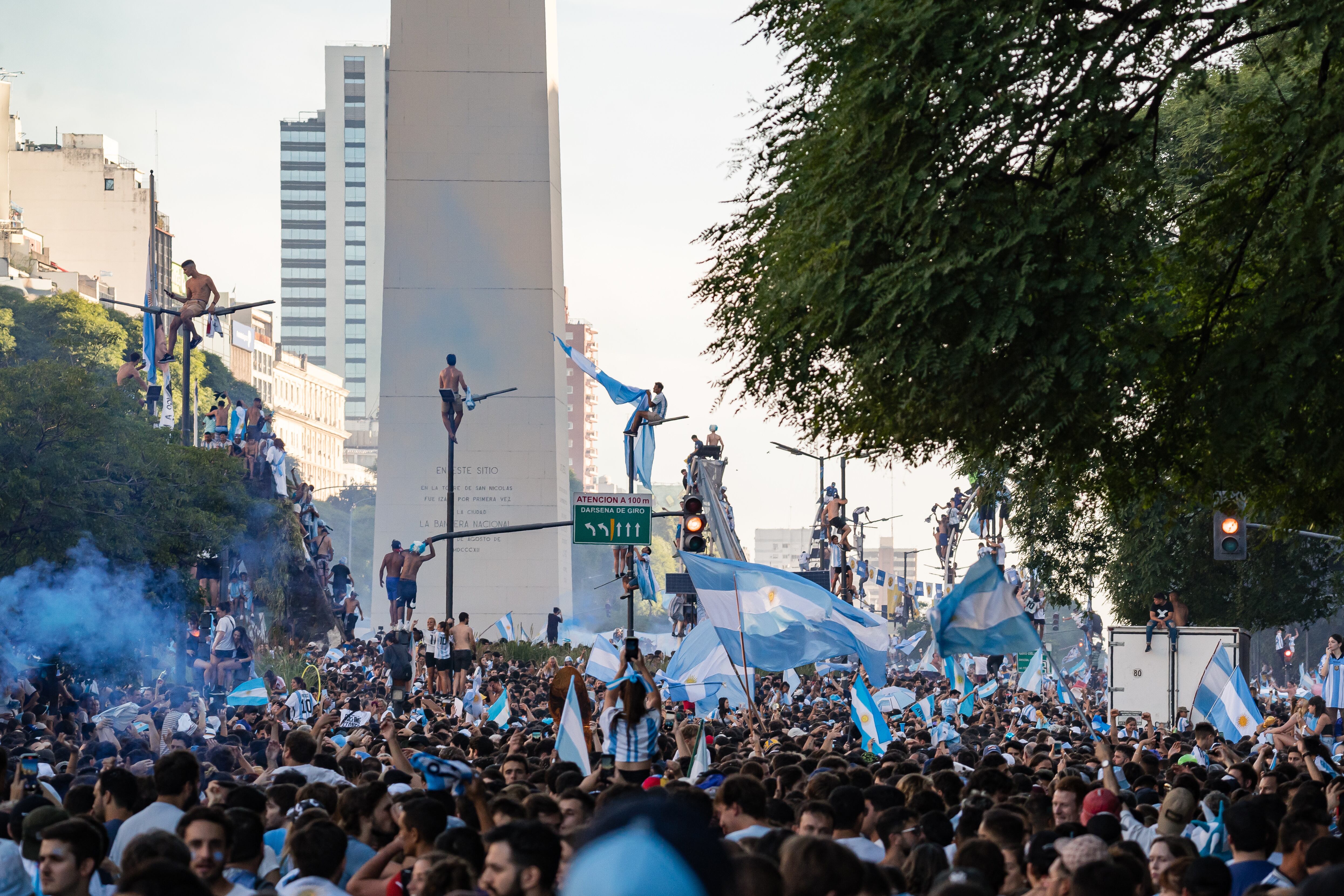 Fans de la selección argentina en la ciudad de Buenos Aires apoyando a su equipo el día de la final de la Copa Mundial de la FIFA Qatar 2022 contra la selección de fútbol de Francia frente al obelisco de la Plaza de la República, Buenos Aires, Argentina.