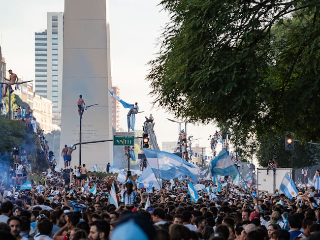 Fans de la selección argentina en la ciudad de Buenos Aires apoyando a su equipo el día de la final de la Copa Mundial de la FIFA Qatar 2022 contra la selección de fútbol de Francia frente al obelisco de la Plaza de la República, Buenos Aires, Argentina.