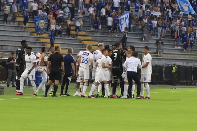 Jugadores de Millonarios discuten con el árbitro Wilmar Roldán en Ibagué / Colprensa.