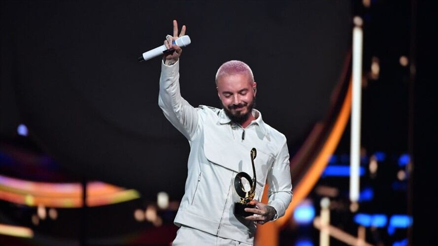 J Balvin fue homenajeado durante los premios Lo Nuestro. Foto: Getty Images