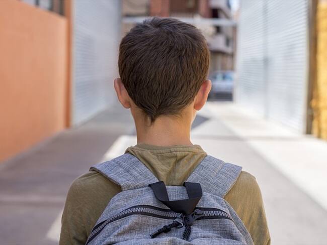 Diseñan mochila con tecnología aplicada para guiar a personas invidentes en las calles